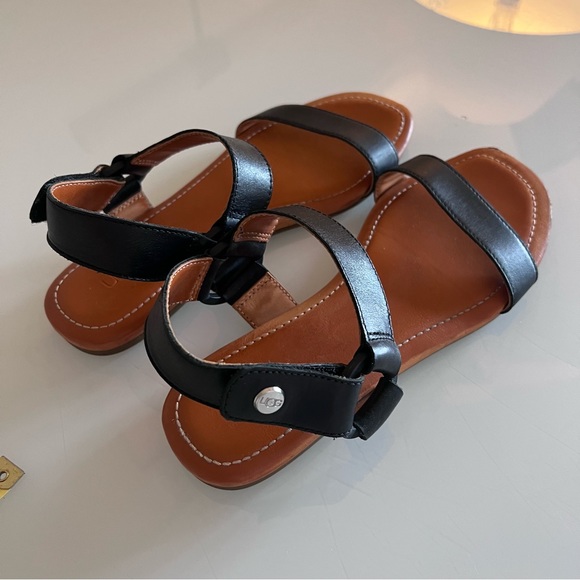 UGG | Black & tan Velcro ankle strap spring summer grandpa style flat sandal - Picture 16 of 16
